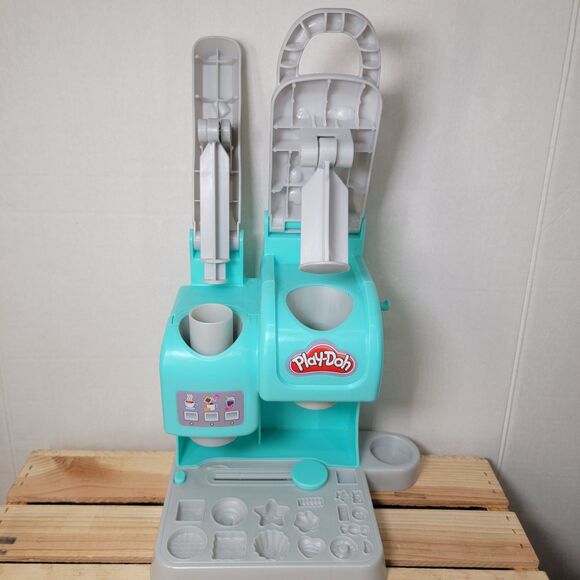 Play-Doh Cafe Kitchen Creation - Picture 5 of 9